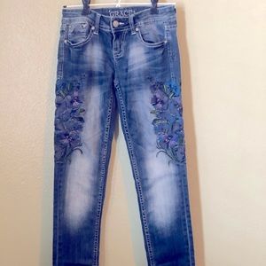 Skinny jeans embroider flowers back and front.